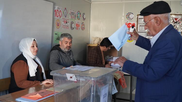<p>Türkiye bugün Mahalli İdaraeler Genel Seçimleri için sandığa gidiyor. Birçok vatandaş oy verme işlemlerinin başlamasıyla birlikte okullara giderek oyunu kullanmaya başladı. Deprem bölgesinde de vatandaşlar 5 yıl boyunca görev yapacak yerel yöneticileri seçmek için sandık başına gitti. </p>
