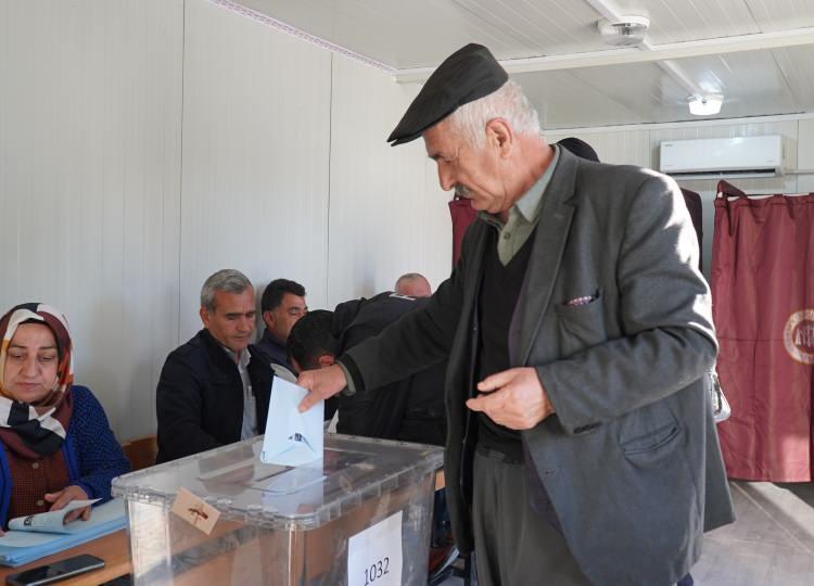 <p> "Asrın felaketi" olarak nitelenen 6 Şubat'taki depremlerden etkilenen 11 ilde vatandaşlar bazı bölgelerde okullarda bazı bölgelerde ise konteynerlerde oyunu kullandı.</p>