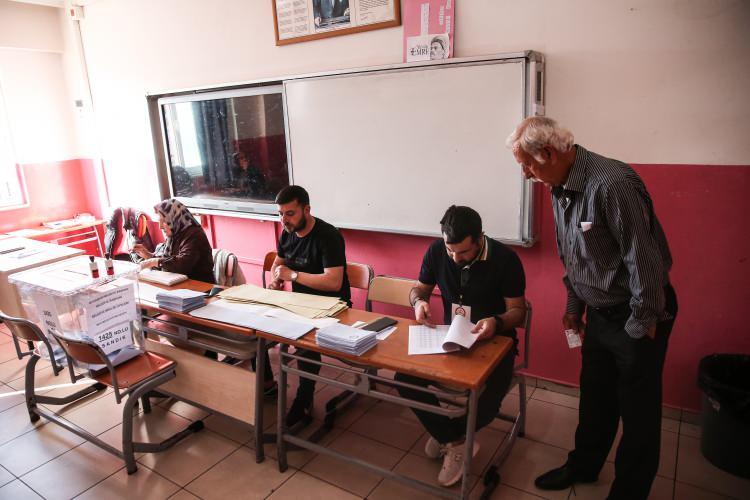 <p>Doğu'daki 32 ilde yaşayan vatandaşlar saat 07.00'den 16'ya kadar oylarını kullanabilecek. Diğer illerde ise oy verme saatleri 08.00-17.00 arasında olacak.</p>
<p> </p>