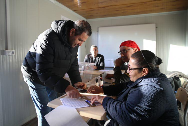 <p><strong>ŞANLIURFA</strong></p>
<p>Şanlıurfa'da da 1 milyon 252 bin 96 seçmen, 4 bin 435 sandıkta oy kullanmaya başladı.</p>
<p>Merkez Eyyübiye ilçesinde Yavuz Selim İlkokulu'nda vatandaşlar oylarını kullanırken, oy verme işlemi saat 16.00'ya kadar devam edecek.</p>
<p>Güvenlik ve Acil Durumlar Merkezinde seçim güvenliğiyle ilgili süreci izleyen Vali Hasan Şıldak, bütün sandık alanlarında ve tüm yerleşim yerlerinde güvenlik tedbirlerinin üst seviyede alındığını belirterek, seçimlerin huzur ortamında gerçekleşmesini temenni etti.</p>