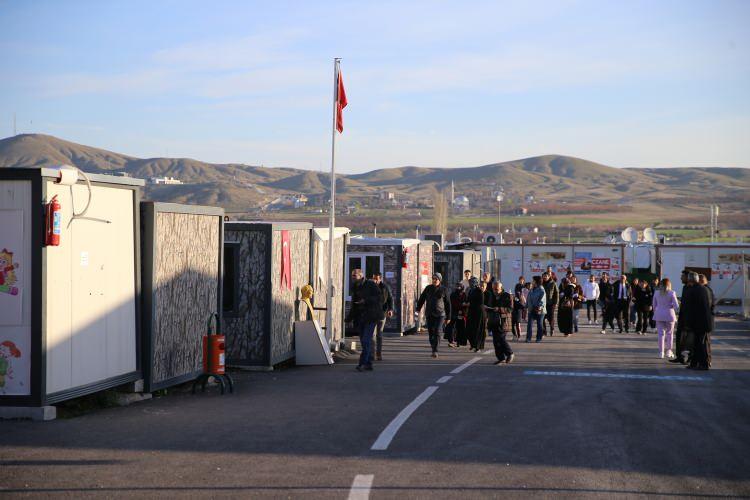 <p>MALATYA</p>
<p>6 Şubat'taki depremlerden etkilenen Malatya'nın Battalgazi ilçesinde depremzedelere barınma imkanı sunan Teknokent Geçici Konaklama Merkezi'nde vatandaşlar konteynerlerde oy kullandı.</p>
