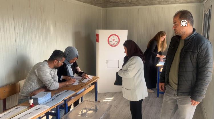 <p><strong>HATAY</strong></p>

<p>Hatay'da da saat 08.00 itibarıyla 1 milyon 78 bin 130 seçmen sandık başına gitti.</p>

<p><br />
Kent genelinde kurulan 3 bin 424 sandıktan 96'sı, 6 Şubat 2023 depremlerinde hasar gören veya yıkılan okul binalarının yerine bahçelerinde veya muhtarlık yanlarında belirlenen alanlara konuşlandırılan konteynerde oy verme işlemi gerçekleştirilebilecek.</p>
