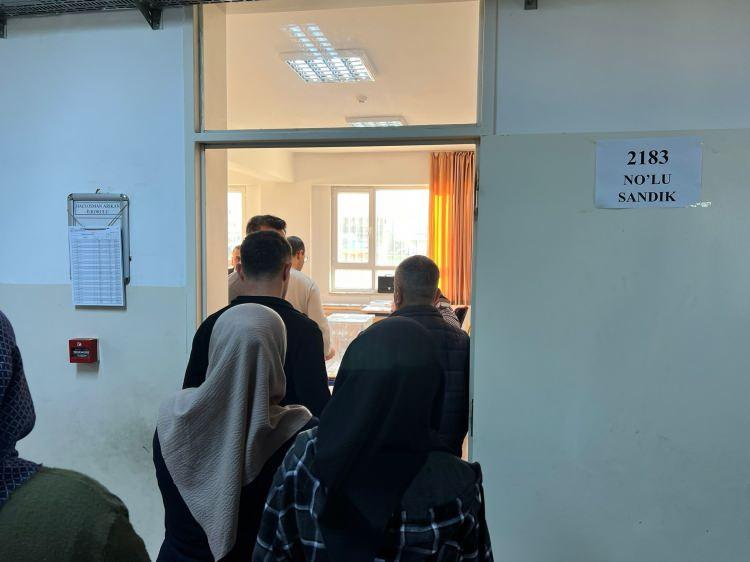 <p><strong>KAHRAMANMARAŞ</strong></p>
<p>Sabahın erken saatlerinde okullara gelen seçmenler oylarını kullanıyor. Dulkadiroğlu İlçesi Karacasu Karaziyaret Mahallesi'nde ise vatandaşlar Hacı Osman Arıkan İlkokulu'na gelerek oylarını kullanıyor.</p>
<p>Sınıf önlerinde vatandaşlar sıra oluşturduğu ve katılımın yoğun olduğu gözlemlendi.</p>
<p><br />
31 Mart 2024 yerel seçimleri nedeniyle Kahramanmaraş genelinde kayıtlı seçmen sayısı 753 bin 538.</p>