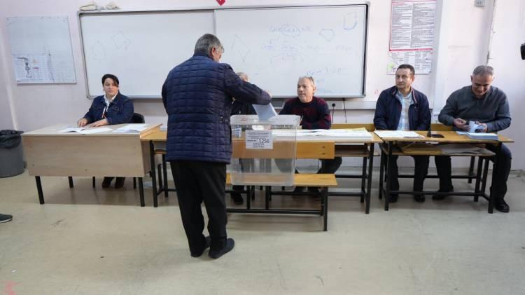 <p><strong>GAZİANTEP</strong></p>
<p>Oy verme saatinin başlamasıyla birlikte Gaziantep'in Şehitkamil ilçesi Mahmut Hümayun Özhelvacı Ortaokulu'nda da ilk oylar sandıklara atıldı. İlk dakikalarda sandık başına gelen vatandaşlar, hayırlı olması temennisiyle oylarını kullandı.<br />
Kentte oy verme işlemi saat 16.00 itibariyle sona erecek ve sandıklar açılarak sayıma geçilecek.</p>