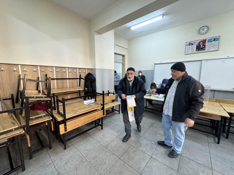 <p><strong>KİLİS</strong></p>

<p>Kilis'te, erken saatlerde okullara giden sandık başkanları ve görevlilerin hazırlıklarını tamamlamasının ardından oy verme işlemleri başladı.</p>

<p>Kentte 98 bin 938 seçmen, 415 sandıkta oy kullanacak.</p>
