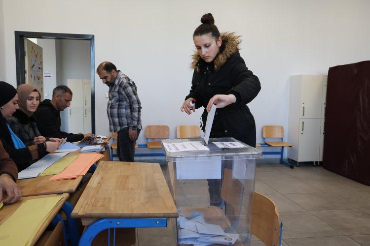 <p><strong>ELAZIĞ</strong></p>

<p>Elazığ’da Mahalli İdareler Genel Seçimleri için oy kullanımı sabah saat 07.00 itibariyle başladı.</p>

<p>Mahalli İdareler Genel Seçimleri için Elazığ’da da oy kullanma işlemleri sabah 07.00 itibariyle başladı. 1’i bağımsız olmak üzere toplamda 21 Belediye Başkanı adayının yarışacağı seçimde, kent genelinde 356 bin 137 seçmen için bin 118 sandık kuruldu. Sabahın erken saatlerinden itibaren sandıklarının bulunduğu okullara gelen seçmenler, saatlerin 07.00’ı göstermesiyle birlikte oylarını kullanmaya başladı. Saat 16.00 itibariyle oy kullanma işlemlerinin sona ereceği Elazığ’da oy sayımına ise saat 17.00’da başlanacağı bildirildi.</p>
