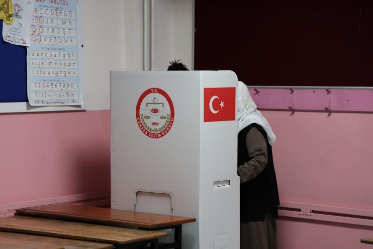 <p><strong>DİYARBAKIR</strong></p>
<p><strong>Diyarbakır</strong>’da yaşlı, hasta, hastanede yatan ve yatağa bağlı seçmenlerden talepte bulunanlar, 31 Mart Mahalli İdari Genel Seçimleri için hasta nakil araçları ve ambulanslarla oy verecekleri okullara götürülüyor.</p>
