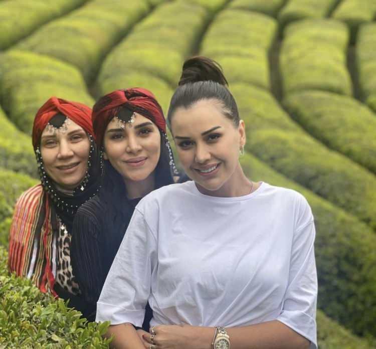 <p>Geçimlerini sürdürmek için sık sık sosyal medyada ürün tanıtan anne Şükran Polat, yeni bir paylaşımda bulundu.</p>
<p> </p>