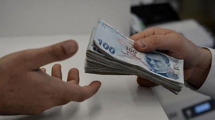 <p>Başvuruları kabul edilen emeklilerin promosyonları perşembe g&uuml;n&uuml; hesaplara yatmaya başlayacak. Kamu bankaları, emekli maaşının miktarına g&ouml;re 8 bin ile 12 bin lira arası promosyon &ouml;deyecek.</p>
