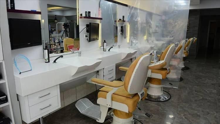 <p>İstanbul Güzellik Uzmanları ve Güzellik Salonu İşletmecileri Esnaf ve Sanatkârlar Odası Başkanı Ayşe Aydın Kurtönal, uzman çalışan bulmak için aylarca sırada beklediklerini söyledi. Piyasada iyi bir protez tırnak uzmanının 40 bin liradan işe başladığını söyleyen Kurtönal, “İlgi çok olunca çalışanlar ayrıca her işten yüzde istiyorlar. Buradaki kazancın son zamanlarda görülmesi ile beraber çok sayıda genç arkadaşımız eğitim almak için bize başvurmaya başladı” şeklinde konuştu.</p>