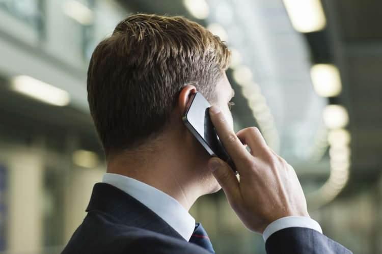 <p>Bu bağlamda, popüler telefon markaları, geri dönüştürülebilir malzemeler kullanarak ve enerji verimliliğini artırarak, ekolojik ayak izlerini azaltma yönünde adımlar atıyor.</p>