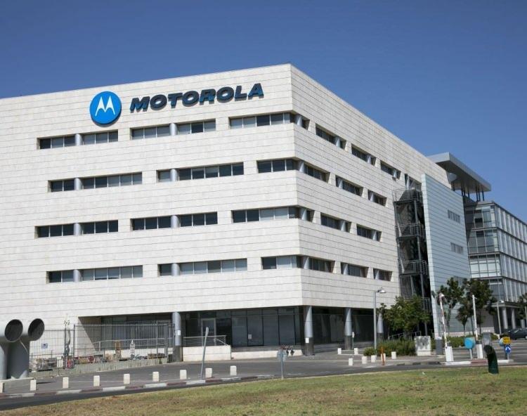 <p><span style="color:#B22222"><strong>3)  MOTOROLA</strong></span></p>
