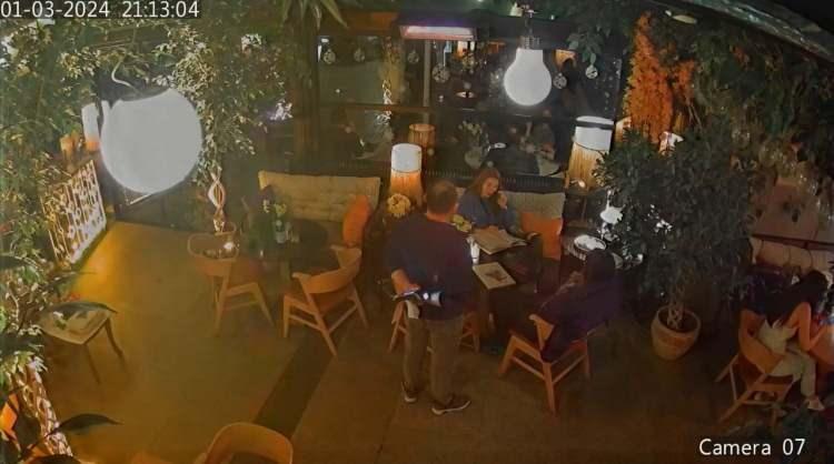 <p>Kaza gecesi Göktürk'te bir kafede oturan annesi Eylem Tok'un yanına, kaza yaptığı lüks araçla giden Timur'un dakikalar sonra o araçla mekandan ayrıldığı görüntülendi.</p> 