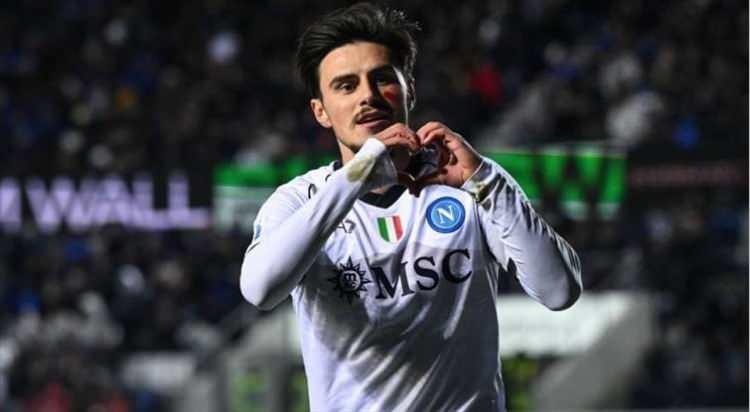 <p>Leipzig, Kuzey Makedonyalı futbolcu için Napoli'ye 24 milyon euro bonservis bedeli ödedi.</p>