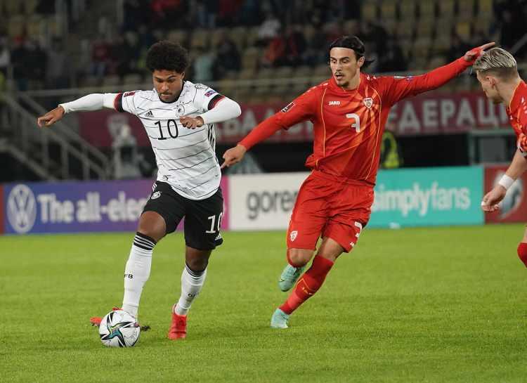 <p><strong>"DİNİ DEĞERLERİM FUTBOLDAN ÖNCE GELİR"</strong><br />
<br />
Antalya'daki hazırlık maçlarının Ramazan ayına denk gelmesine de değinen Eljif Elmas, çocukluğundan itibaren oruç tuttuğunu ve bunun futbolculuk hayatını etkilemediğini anlatırken,<strong> "Hiçbir zaman oruçla futbolculuğu karıştırmadım. Çünkü oruç benim için bambaşka bir ibadet. Müslümanım ve her zaman, her şartta orucumu tutarım. Benim için ilk başta ailem ve dini değerlerim, sonra ise futbol gelir."</strong> açıklamasını yaptı.</p>