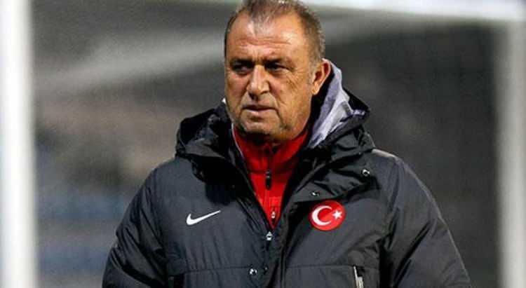 <p><strong>FATİH TERİM İTİRAFI</strong><br />
<br />
Fatih Terim'in teknik direktör olduğu dönemde kendisine Türk Milli Takımı için teklif ulaştığını açıklayan Elmas, sözlerine şöyle devam etti:<br />
<br />
<strong>"Üsküp'te 5 Haziran 2017'de Türkiye'nin Kuzey Makedonya ile 0-0 biten bir maçı vardı. Öncesinde Fatih Terim beni milli takıma istedi ama olmadı. Ben de o zaman Kuzey Makedonya Milli Takımı kadrosuna çağrıldım. Daha sonra 21 Yaş Altı Takımı'na gönderildim. 11 Haziran'da ise ilk kez Kuzey Makedonya A Milli Takımı formasını giydim. Bu süreçte eğer Kuzey Makedonya'nın teklifini kabul etmeseydim, iki sene yurt dışında oynayamama gibi bir ceza söz konusuydu. Zaten böyle bir karar vermek gerçekten zordu. Doğduğum ülke Kuzey Makedonya'yı tercih ettim."</strong><br />
<br />
</p>