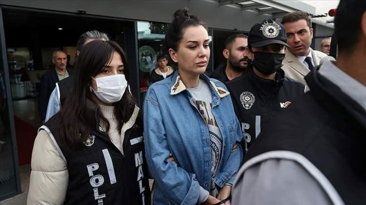 <p>Ge&ccedil;tiğimiz d&ouml;nemlerde operasyonlarla g&uuml;ndeme gelen ve mal varlıklarına el konulan sosyal medya fenomenleri hakkında konuşan Yerlikaya, &ldquo;Fenomenler vardı nerede şimdi? Bizim kimsenin malında m&uuml;lk&uuml;nde onu da nasıl değerlendirdiği bunla bir derdimiz yok. Ama bir şikayet var ve MASAK bunları inceledi ve haydan gelmiş huya gidiyor diyorsa dur diyoruz biz. İnceliyoruz savcımıza arz ediyoruz. Savcımızda mahkemeye iletiyor." dedi.&nbsp;</p>
