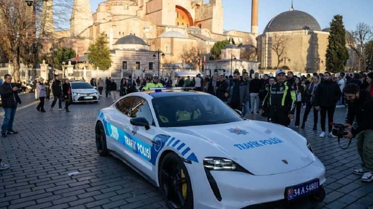 <p>Bu taşınır ara&ccedil;ları İstanbul Emniyetine Tahsis ettik. İstanbul Emniyetine tahsis edildikten sonra bende dedim ki bizim insanımıza eziyet edip, malından m&uuml;lk&uuml;nden haksız yere el koyduğu ve biz bunu &ccedil;&ouml;kerttik adalete teslim ettik.</p>

