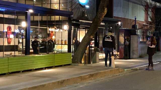 <p>Ge&ccedil;tiğimiz g&uuml;nlerde Etiler&rsquo;de &uuml;nl&uuml; bir restorana d&uuml;zenlenen silahlı saldırıyla ilgili de a&ccedil;ıklamada bulunan Yerlikaya,&nbsp;&ldquo;Daha d&ouml;rt g&uuml;n &ouml;nce, bir motosikletin arkasından bir mekana bir edepsizlik yaptılar. Kurşun sıktılar. 2. G&uuml;n akşam, hepsini ben paylaştım doğru adalete. &Ouml;yle taşeron motosikletin arkasında işini iyi yapmış diğer esnaflardan daha iyi m&uuml;şteriyi memnun eden bir esnada şekil yapmak var mı kardeşim &ouml;yle bir şey. Sen kimsin? Kimsin sen? Bu noktada değerli kardeşlerim 112 &ccedil;ağrı. Bakın el elden &uuml;st&uuml;nd&uuml;r. Biriz beraberiz. Arsızlarla, hırsızlarla m&uuml;cadelede elbirliği yapmalıyız. İstihbaratımız var her şeyimiz var ama ben 5 g&uuml;nde &ccedil;&ouml;zeceğimi 5 saatte &ccedil;&ouml;zmek istiyorum&rdquo;&nbsp;dedi.</p>
