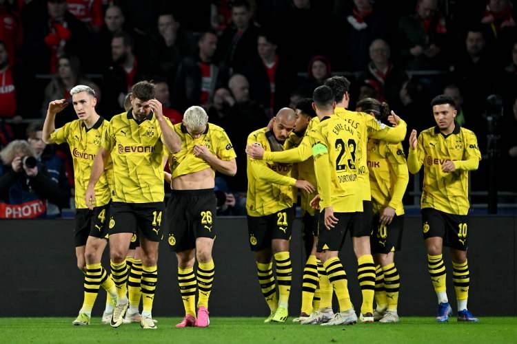 <p>13- Borussia Dortmund - Almanya Bundesliga <br />
<br />
<br />
* Futbolculara ödediği maaş: 236 Milyon euro</p>