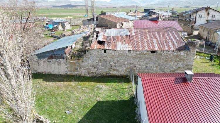 <p>Tapusu var ve satılmasında hiçbir engel gözükmüyor. Kilise 1'inci Grup Korunması Gerekli Taşınmaz Kültür Varlığı olarak tescil edilmiş. Bugün itibarıyla satışa çıkardık ve 16 milyon TL istiyoruz. </p>