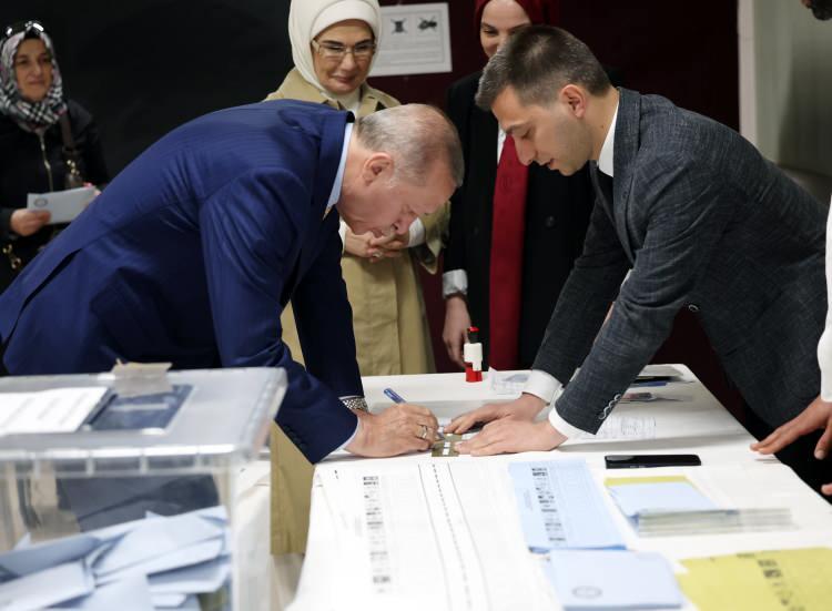 <p>Cumhurbaşkanı ve AK Parti Genel Başkanı Recep Tayyip Erdoğan, her seçimde olduğu gibi bu seçimde de oyunu İstanbul Saffet Çebi Ortaokulu'nda kullandı. </p>

<p><span style="color:#FF0000"><strong>ERDOĞAN'IN SANDIĞINDAN KiM ÇIKTI?</strong></span></p>

<p> Murat Kurum: 131</p>

<p>Ekrem İmamoğlu: 120</p>

<p>Mehmet Altınöz ile Zafer Partisinin adayı Azmi Karamahmutoğlu'na altışar, DEM Parti'nin adayı Meral Danış Beştaş'a 2, İyi Parti'nin adayı Mehmet Satuk Buğra Kavuncu ile Demokratik Sol Partinin adayı Nesim Pakır'a birer oy çıktı.</p>

<p>Bağımsız adaylar Vedat Taylan Yıldız ve İshak Akbay da birer oy aldı.</p>
