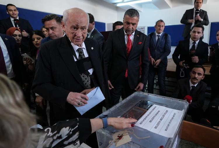 <p>MHP Genel Başkanı Devlet Bahçeli Ankara Anıttepe Ortaokulu'nda oy kullandı. </p>