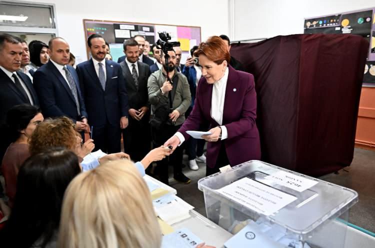 <p>İYİ Parti Genel Başkanı Meral Akşener, Ankara Bilkent'te Emlak Bankası Ortaokulu'nda sandığa gitti.</p>