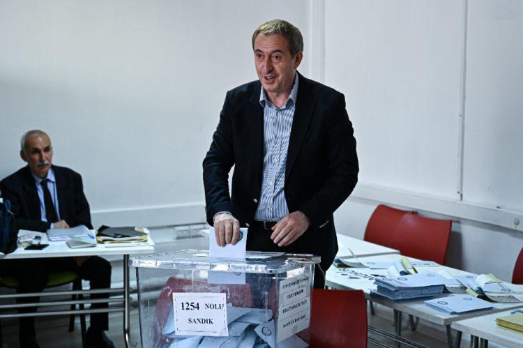 <p> DEM Parti Eş Genel Başkanı Tuncer Bakırhan ise Ankara'daki Ahmet Vefik Paşa İlkokulu'nda oy verdi. </p>