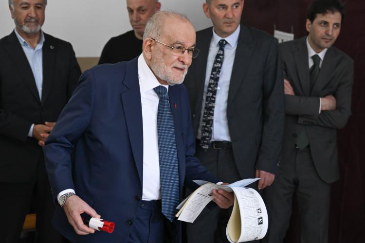 <p>Saadet Partisi Genel Başkanı Temel Karamollaoğlu Çankaya Lisesi'nde oy kullandı. </p>
<p> </p>