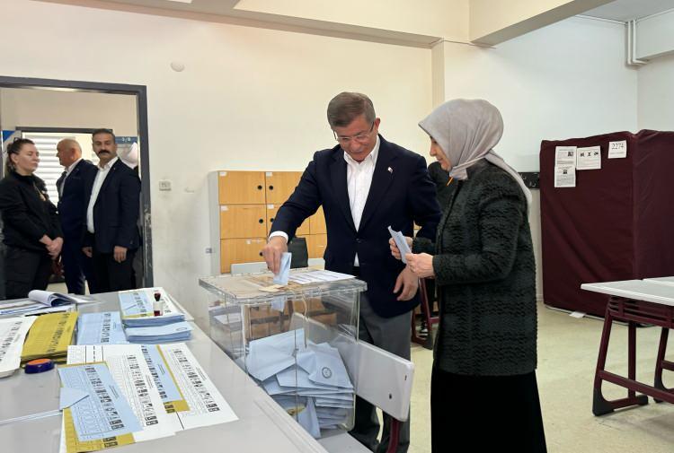 <p>Gelecek Partisi Genel Başkanı Ahmet Davutoğlu, İstanbul Eyüpsultan'daki Göktürk Mahallesi'nde oy kullandı. </p>
<p> </p>