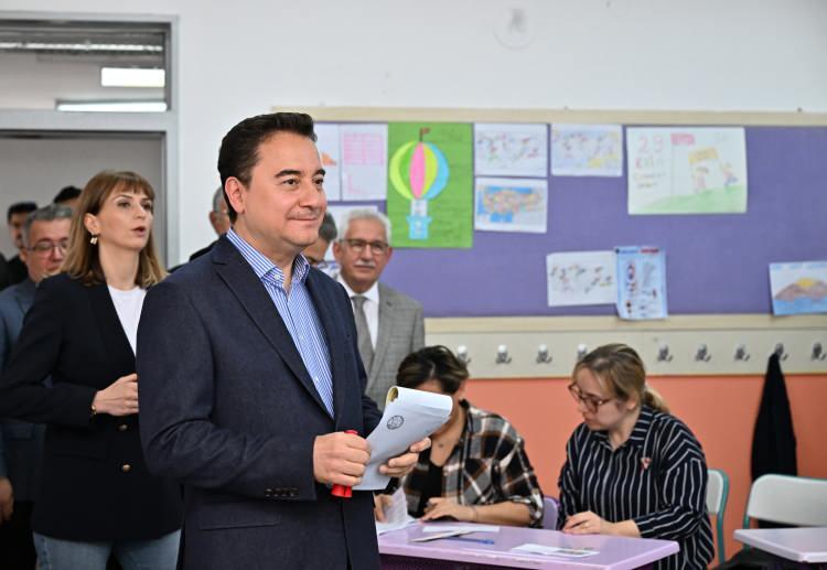 <p>DEVA Partisi Genel Başkanı Ali Babacan ise Ankara Bilkent'teki Türkiye Emlak Bankası Ortaokulu'nda oyunu verdi. </p>
