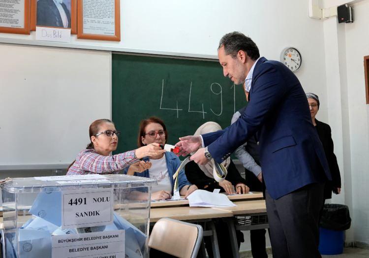 <p>Yeniden Refah Partisi Genel Başkanı Fatih Erbakan, Balgat Binnaz Rıdvan Ege Anadolu Lisesi'nde oy kullandı. </p>
<p> </p>