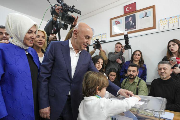 <p><strong>Cumhur İttifakı Ankara Büyükşehir Belediye Başkan adayı Turgut Altınok, Karargahtepe Mahallesi Kocatepe İlkokulu'nda oy verdi. </strong></p>
<p><span style="color:#FF0000"><strong>ALTINOK'UN SANDIĞINDAN KİM ÇIKTI?</strong></span></p>
<p>Turgut Altınok: 98<br />
Mansur Yavaş: 136<br />
Suat Kılıç: 8</p>