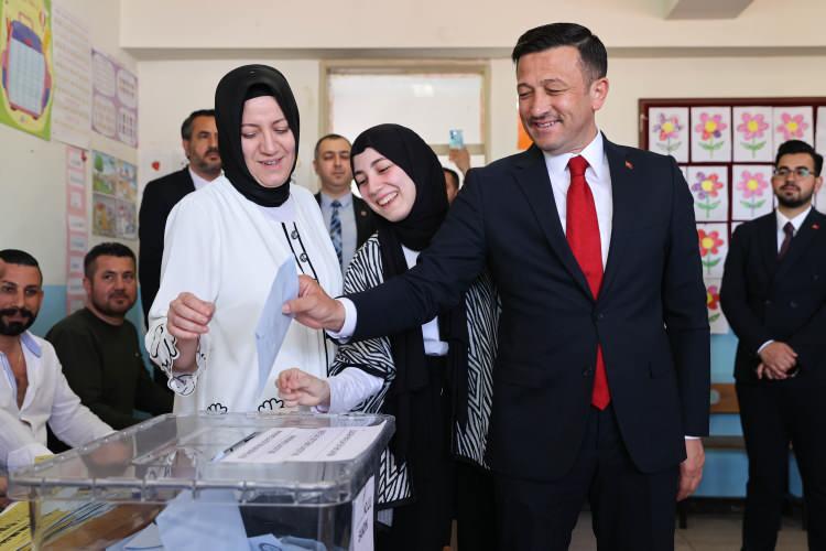 <p>Cumhur İttifakı İzmir Büyükşehir Belediye Başkan adayı Hamza Dağ, Bayraklı ilçesi Gümüşpala Mahallesi Şehit Nazımbey İlkokulu'nda oy kullandı. </p>
<p><span style="color:#FF0000"><strong>DAĞ'IN SANDIĞINDA KİM ÇIKTI?</strong></span></p>
<p>Hamza Dağ: 146</p>
<p>Cemil Tugay: 63</p>