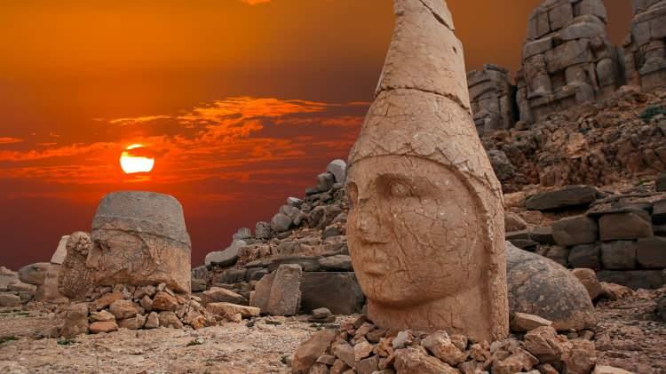 <p><em><span style="color:#8B4513"><strong>ADIYAMAN</strong></span></em></p>

<p>Nemrut Dağı</p>
