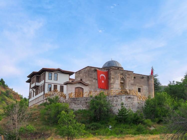 <p><span style="color:#800000"><em><strong>ÇANKIRI</strong></em></span></p>
<p>Taş mescit</p>