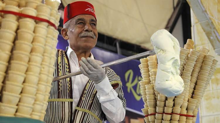 <p><span style="color:#4B0082"><em><strong>KAHRAMANMARAŞ</strong></em></span><br />
<br />
Maraş Dondurması</p>