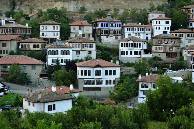 <p><span style="color:#FF8C00"><em><strong>KARABÜK</strong></em></span></p>
<p>Safranbolu Evleri</p>
<p> </p>