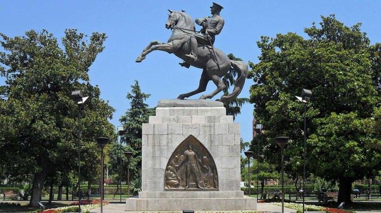 <p><span style="color:#2F4F4F"><em><strong>SAMSUN</strong></em></span></p>

<p>Atatürk Anıtı</p>
