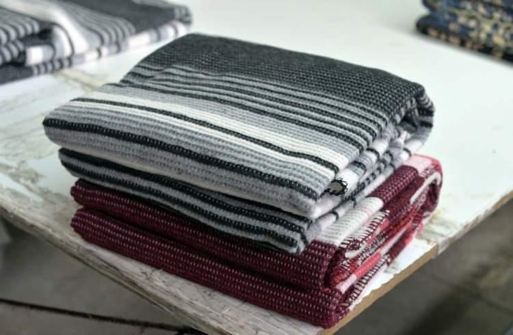 <p><span style="color:#800080"><em><strong>UŞAK</strong></em></span></p>

<p>Uşak Battaniyesi</p>
