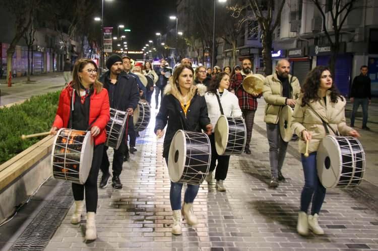 <p>Topluluğun Namık Kemal Caddesi'ndeki valilik konutu önünden geçişi sırasında Uşak Valisi Turan Ergün, konutundan gelerek öğretmenlerle sohbet etti.</p>

<p> </p>
