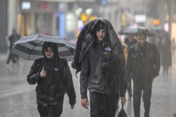 <p>İstanbul’da beklenen fırtına ve sağanak yağış kente etkili olmaya başladı.</p>
