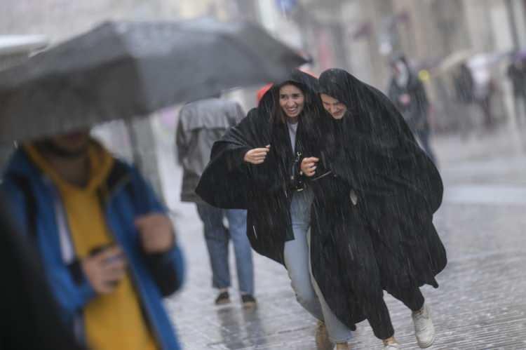 <p>Arnavutköy, Şişli, Sultangazi, Fatih, Pendik, Çekmeköy ile Ümraniye'de gök gürültülü sağanak ve fırtına etkili oldu.</p>
