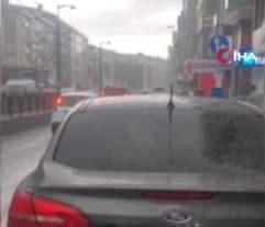 <p>Sabah saatlerinden bu yana etkili olan lodosun ardından Sultangazi ilçesinde dolu yağdı.</p>
<p>Dolunun bir anda bastırması sonucu vatandaşlar zor anlar yaşadı. Dolu yağışı kısa süre sonra yerini yağmura bıraktı.</p>