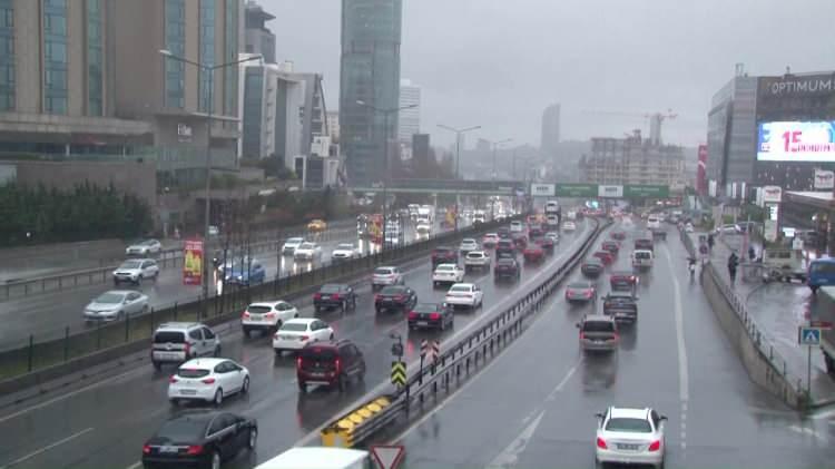 <p>Öte yandan etkili olan yağmur trafiği de olumsuz etkiledi. Trafik yoğunluğu yüzde 63 seviyelerine yükseldi.</p>