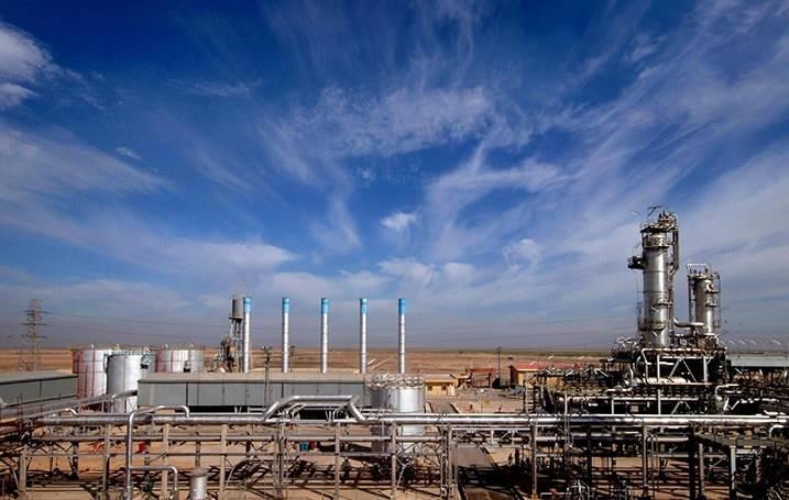 <p>Suudi Arabistan'ın kurucusu Kral Abdulaziz bin Abdurrahman Al Suud döneminde 1951'de keşfedilen Sefaniye petrol sahasında 1957'den beri üretim yapılıyor.</p>
<p>Aramco, günlük 1,3 milyon varil maksimum petrol üretim kapasitesini sürdürmek ve operasyonel verimliliği iyileştirmek için 2000'lerin sonunda Sefaniye Ana Geliştirme Planı'nı başlattı. Bu plan çerçevesinde petrol üretim sahasında modernizasyon çalışmaları gerçekleştirildi.</p>