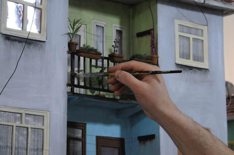<p>Evinde 18 minyatür bulunan İsmail Kuş, diorama sanatı ile nasıl başladığını anlattı. </p>