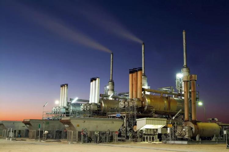 <p><strong>GEÇSARAN PETROL SAHASI</strong></p>
<p>Yaklaşık 52 milyar varilden fazla toplam rezervi ve 23 milyar varillik çıkarılabilir ham petrol rezervi ile İran'ın ikinci büyük petrol rezervine sahip Geçsaran Petrol Sahası, ülkenin güneybatısında yer alıyor.</p>
<p>Geçsaran Petrol ve Gaz İşletme Şirketinin verilerine göre, 1930'dan bu yana faaliyette olan sahada şu an günlük 650 bin varil petrol üretiliyor.</p>