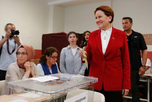 <p>İYİ Parti Genel Başkanı Meral Akşener, önceki seçimlerde İstanbul'daydı. Bu defa Ankara'da olacak olan Akşener, Bilkent'teki Türkiye Emlak Bankası Ortaokulu'nda oy kullanacak.</p>
